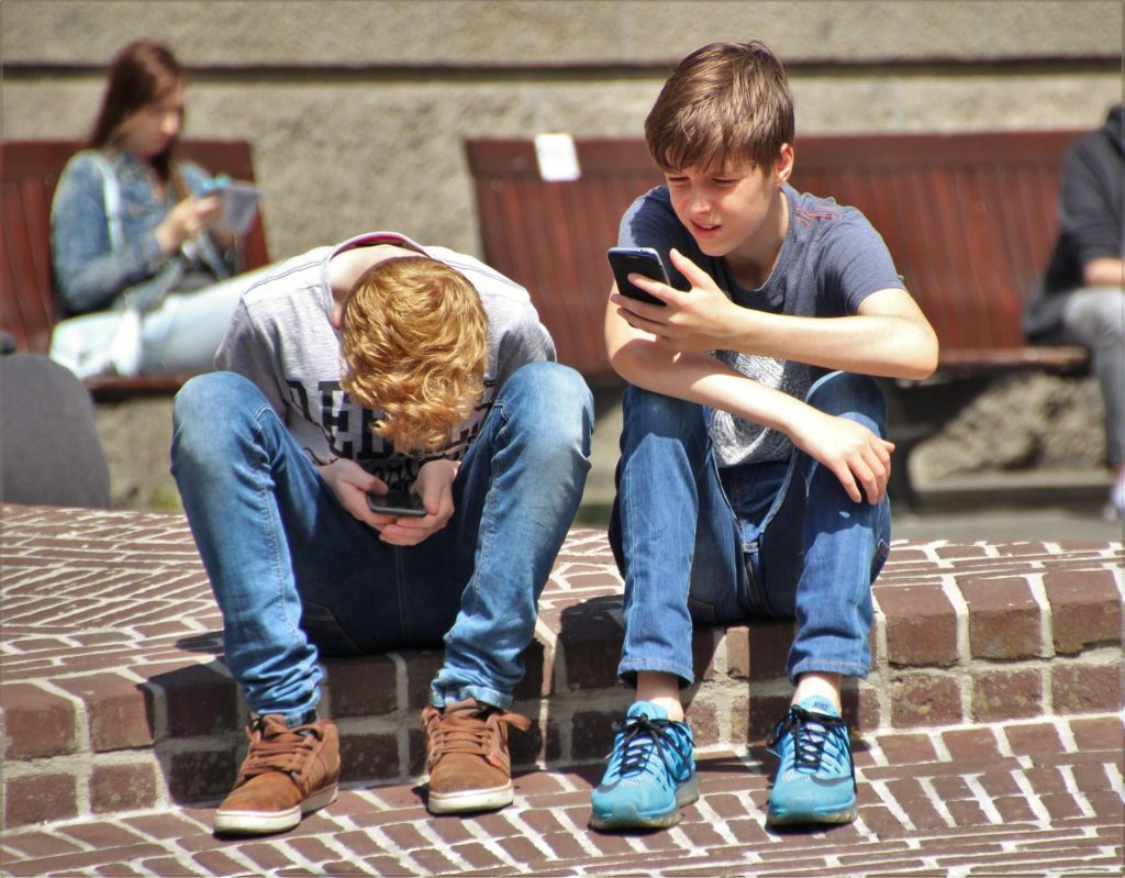 children spending too much time on social media