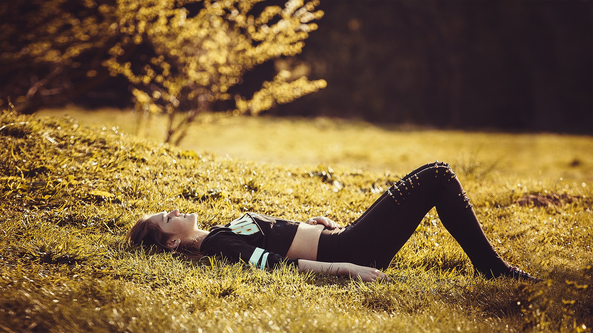 girl-lying-on-the-grass