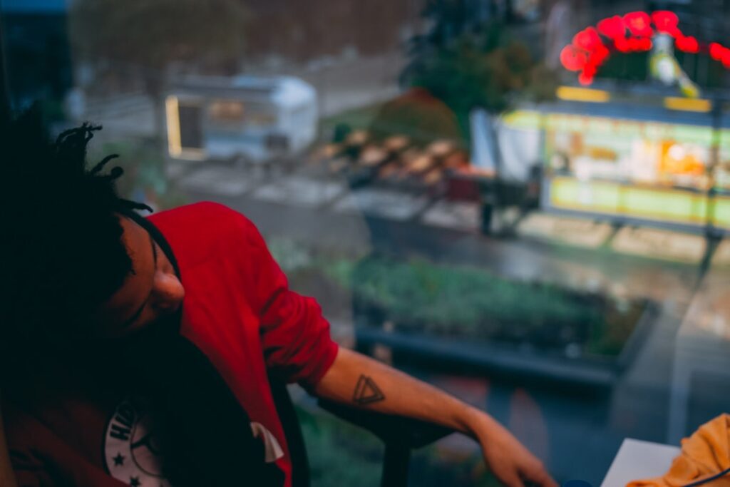 men-relaxing-alone-in-city-cafe