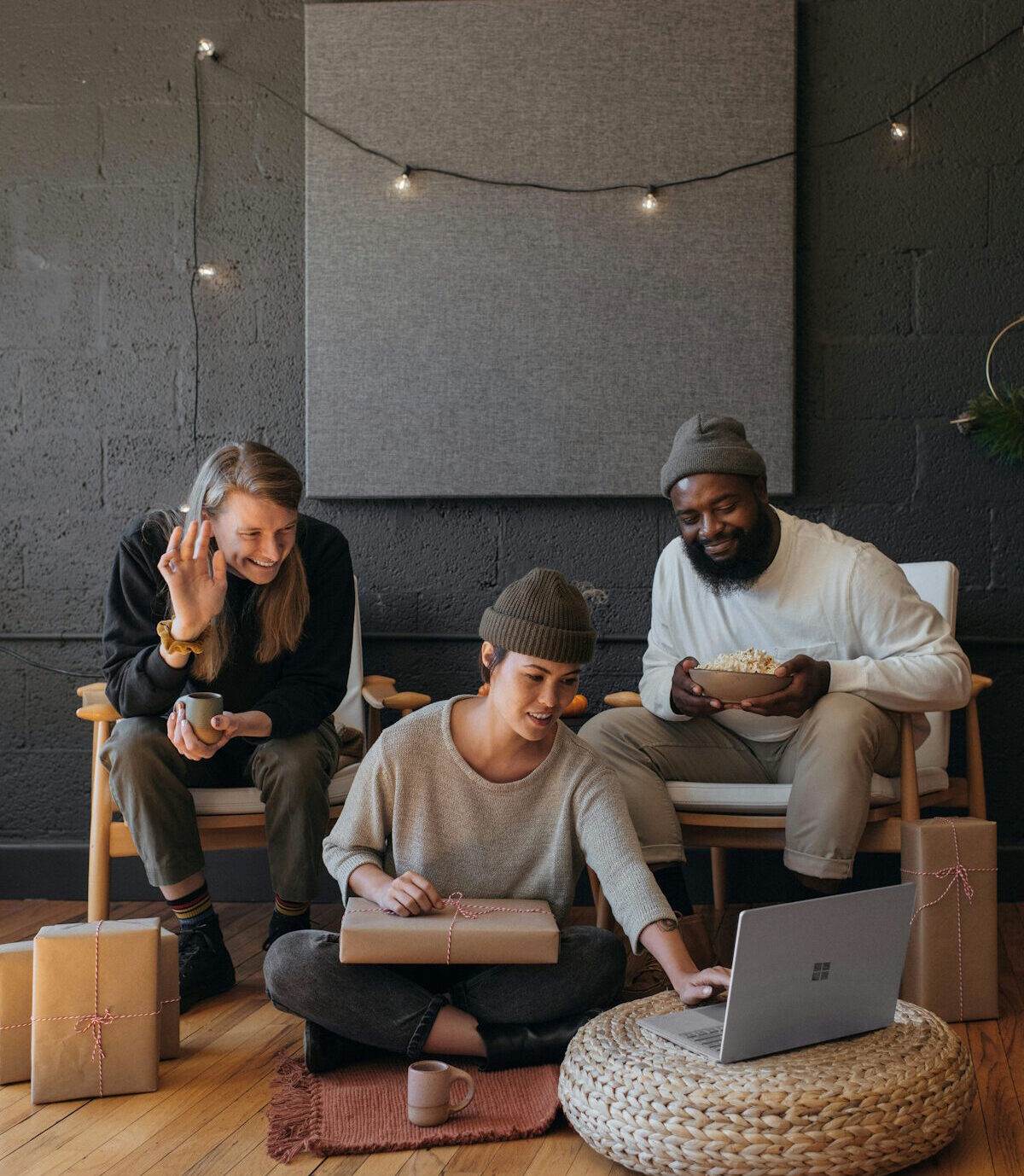 friends-opening-gifts-online-chat